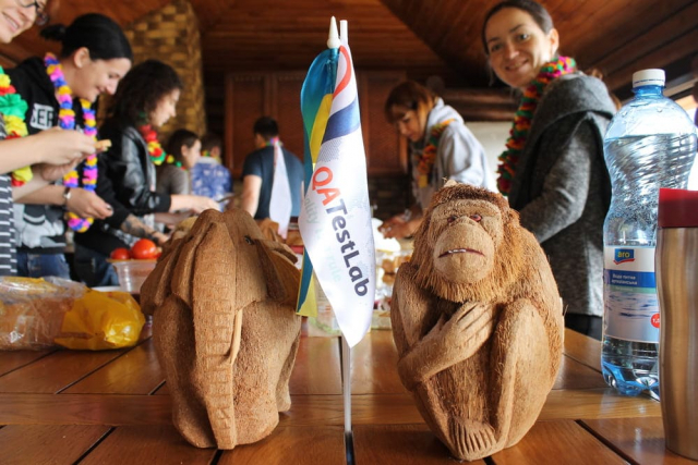 Hawaii monkey and QATestLab flag